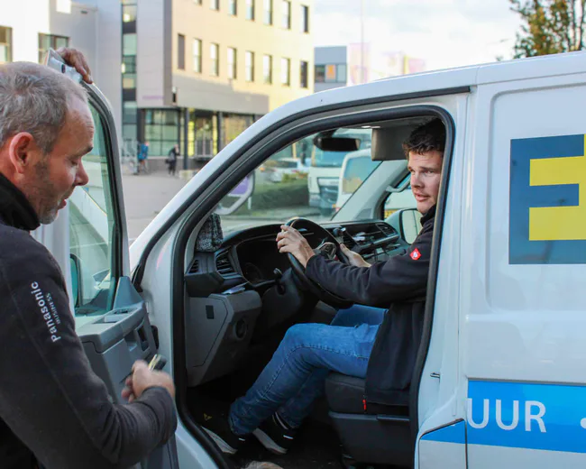 Elbro-servicewagen en monteurs